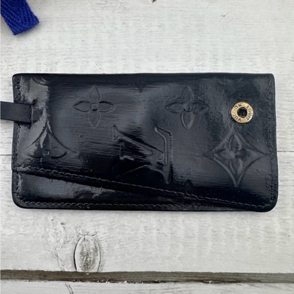 AUTHENTIC Louis Vuitton Mat Monogram key case. Color: Black. - Picture 1 of 13